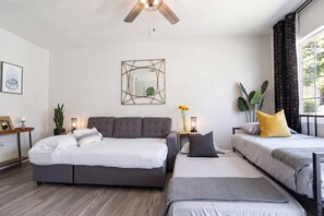 2 bedrooms, iron/ironing board, WiFi, bed sheets - The Industrial at Oaks | Full Kitchen • Near I75 (Gainesville)