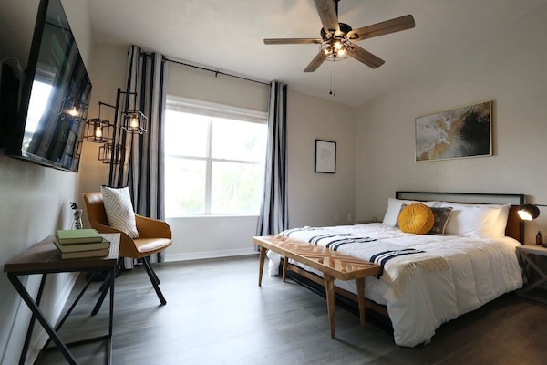 Cozy up in our comfy Modern Industrial master bedroom with ensuite bathroom in our 1200 sq ft condo. Enjoy streaming Netflix, Disney +, and Amazon Prime Video on any of the three LED tv's. 175 mbps Wifi speed.