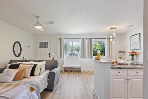 1 habitación, escritorio, tabla de planchar con plancha y wifi 