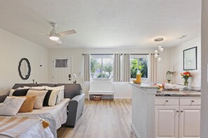 1 habitación, escritorio, tabla de planchar con plancha y wifi
