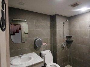 A modern bathroom with a sink, toilet, and shower. - Ray Hostel by Zuzu (Chiang Mai)