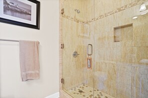 Combined shower/bathtub, towels - Summer 2026 Rate Drop! Serendipity by the Sea - 3BR/2BA (Port St. Joe)