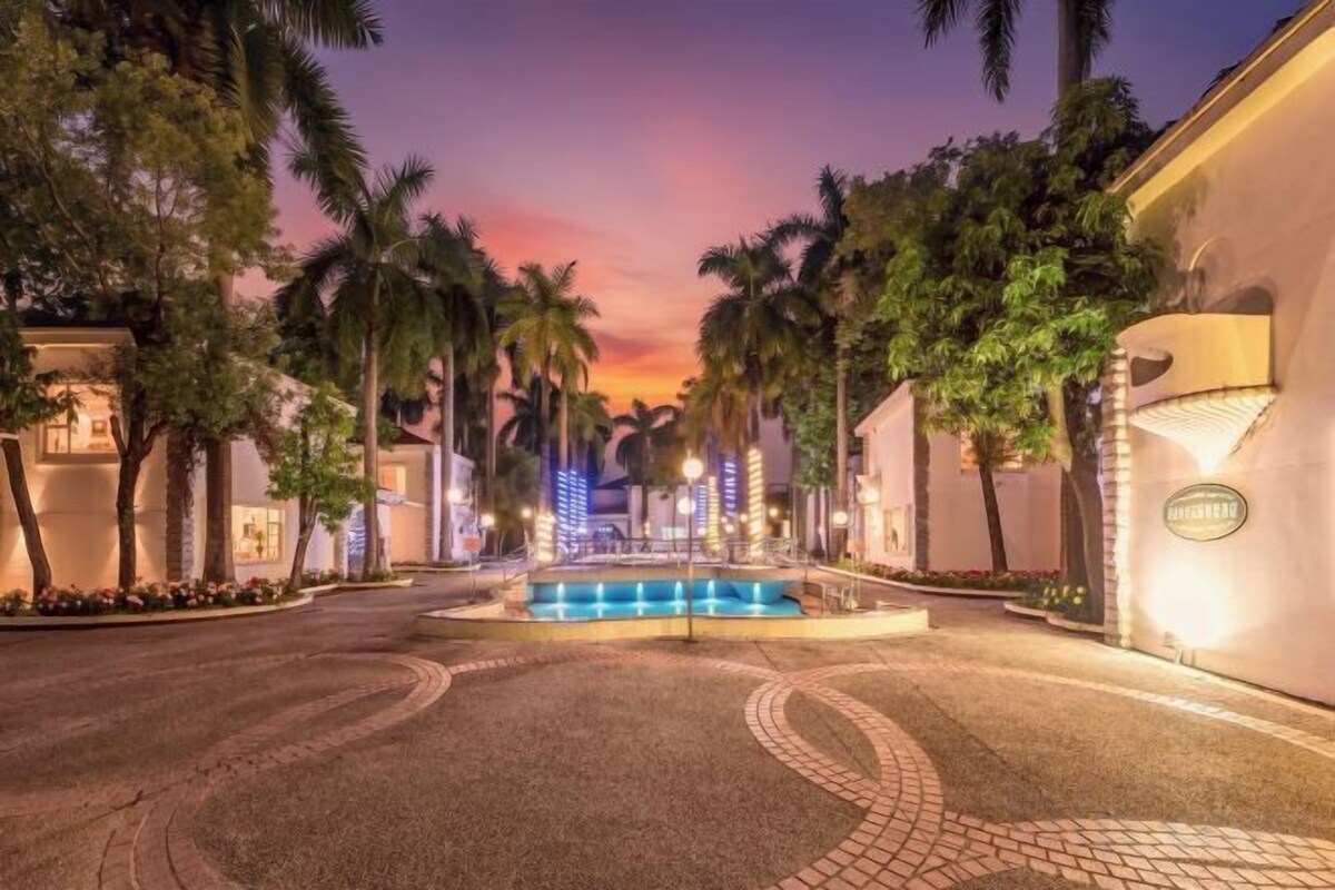 Townhouse - Entire Five-Bedroom Villa (Tranquil Space + Comfort Pillows + Pool)