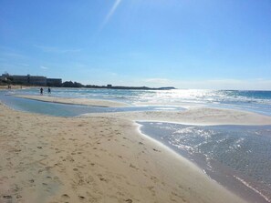 På stranden