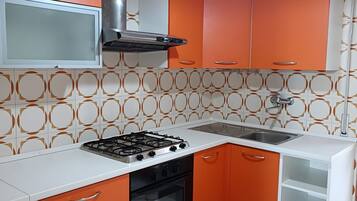 KĂŒhlschrank, Ofen, Herdplatte, Wasserkocher mit Kaffee-/Teezubehör