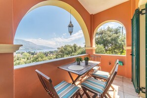 Outdoor dining - Apartment 'Bella Vista ' with Sea View, Wi-Fi and Air Conditioning (Corfu)