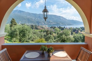 Un balcón con vista a un paisaje montañoso y un lago.