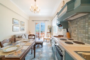 Fridge, oven, stovetop, coffee/tea maker