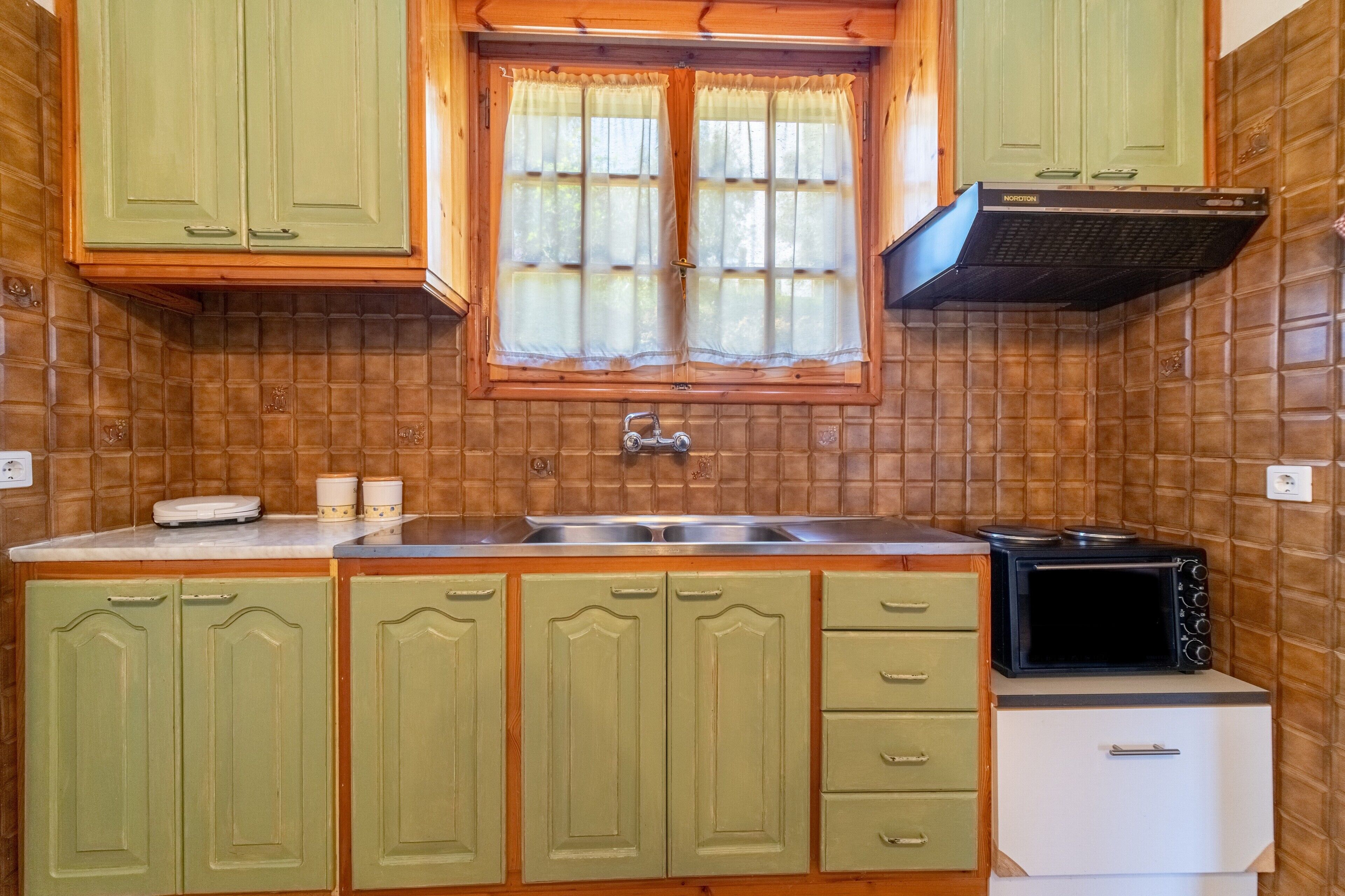 Jääkaappi, uuni, liesi, kahvin-/teenkeitin