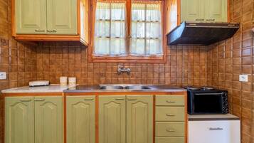 Jääkaappi, uuni, liesi, kahvin-/teenkeitin