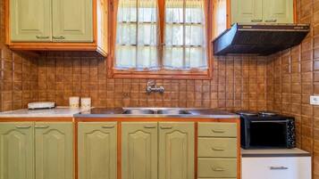 Jääkaappi, uuni, liesi, kahvin-/teenkeitin