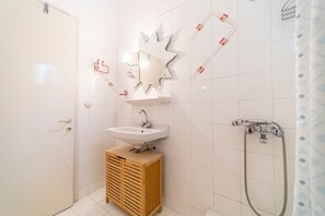 Douche, sèche-cheveux, serviettes fournies