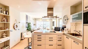 Een koelkast, een magnetron, een oven, een kookplaat