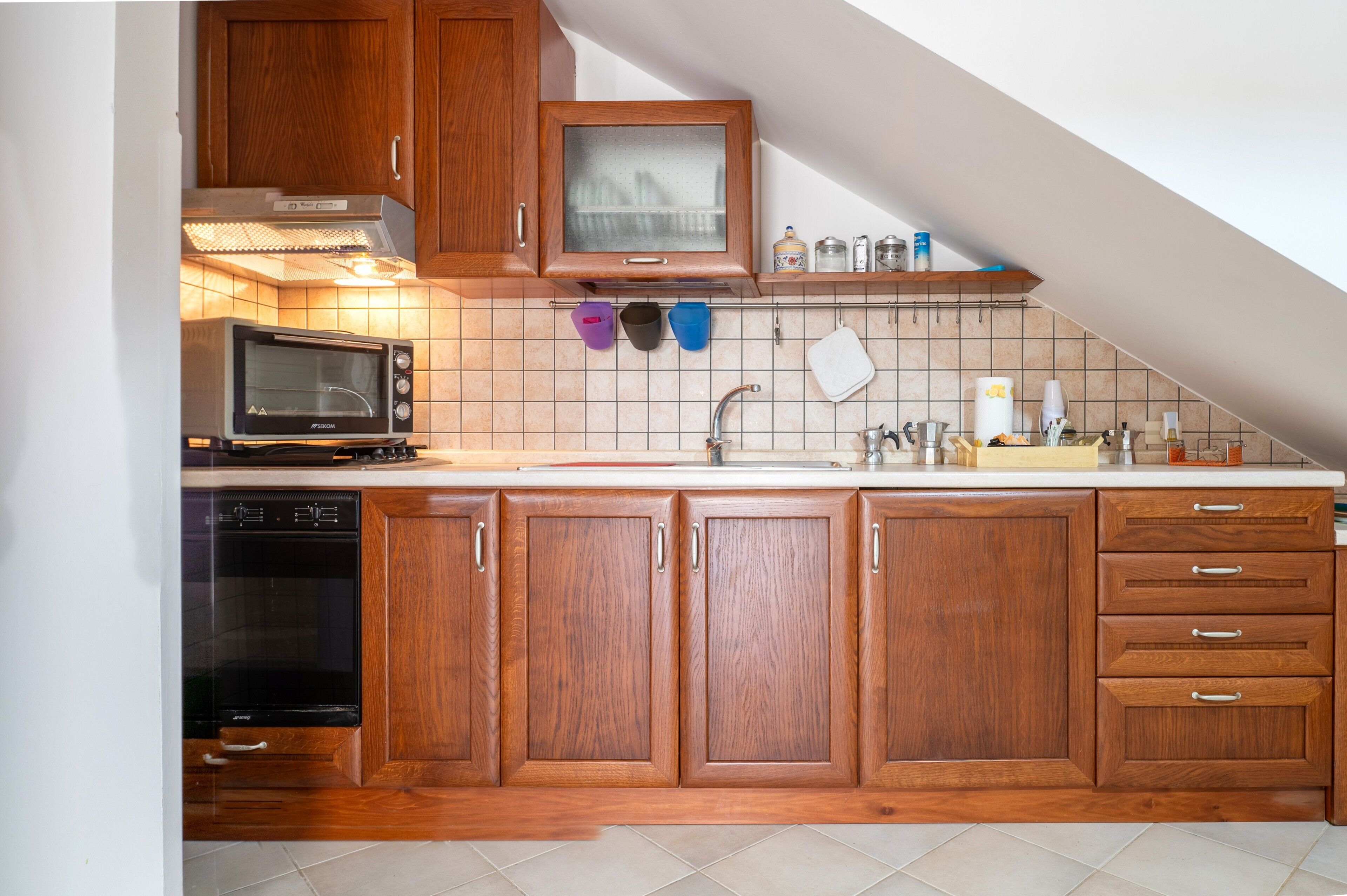 Frigorifero, forno, piano cottura, macchina per tè/caffè