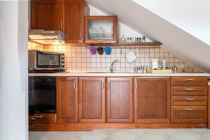 Kühlschrank, Ofen, Herdplatte, Wasserkocher mit Kaffee-/Teezubehör