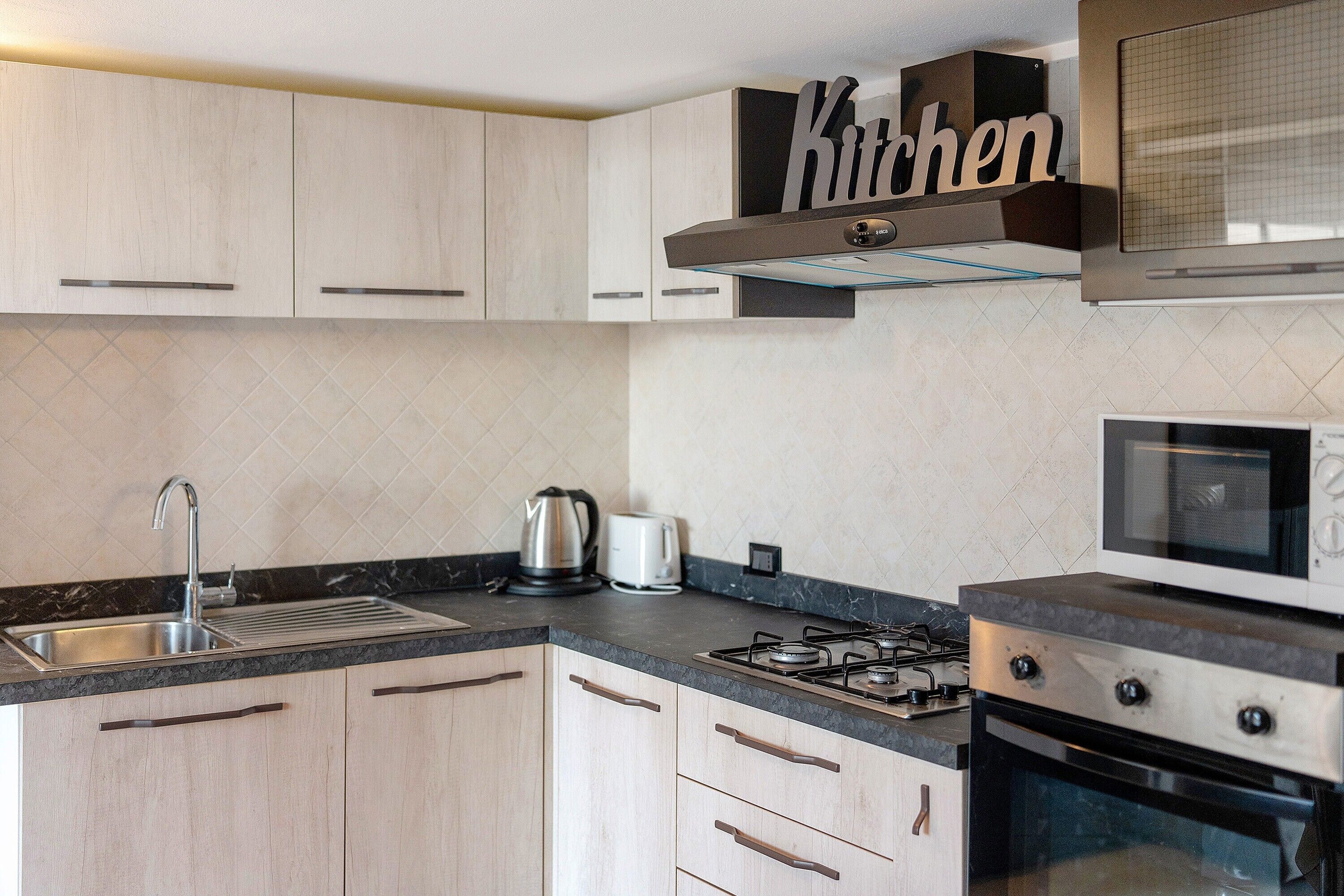 Frigorifero, microonde, forno, piano cottura