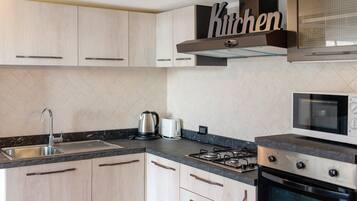 Frigorifero, microonde, forno, piano cottura