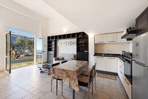 Frigorifero, microonde, forno, piano cottura