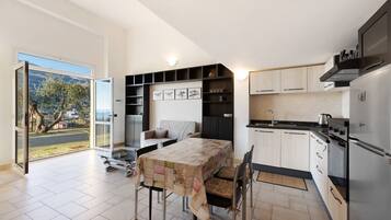 Frigorifero, microonde, forno, piano cottura