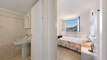 2 bedrooms, bed sheets