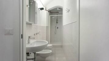 Douche, sĂšche-cheveux, serviettes fournies