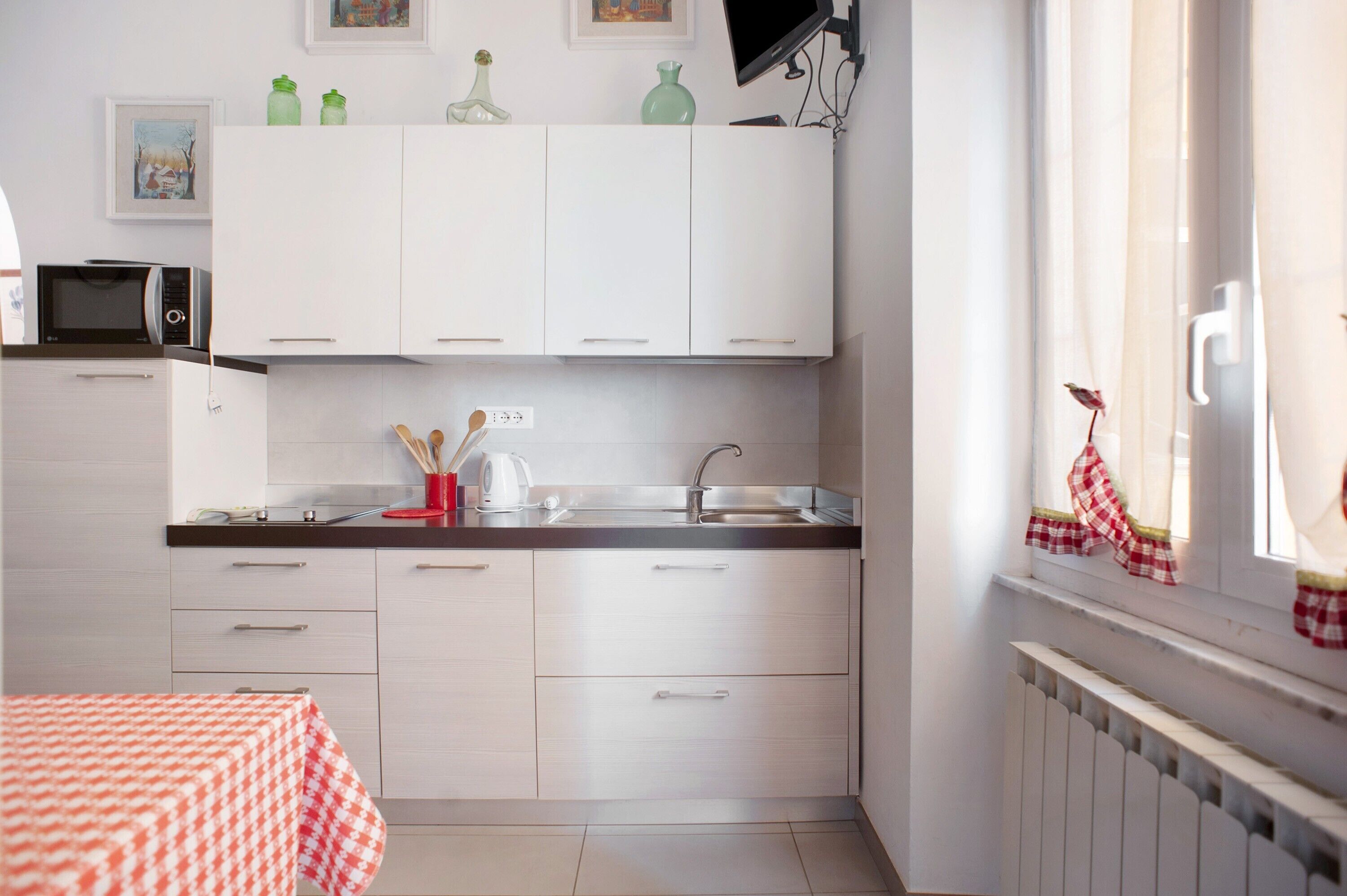 Een koelkast, een magnetron, een oven, een kookplaat