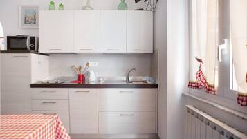 Een koelkast, een magnetron, een oven, een kookplaat