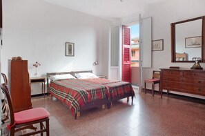 4 bedrooms, iron/ironing board, free WiFi, bed sheets - Apartment 'Casa Fantoni' with Balcony, Wi-Fi and Air Conditioning (levanto)