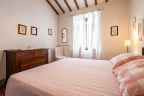 1 bedroom, free WiFi, bed sheets - Holiday Apartment "Geranio" with Mountain View, Shared Pool & Wi-Fi (radicofani)