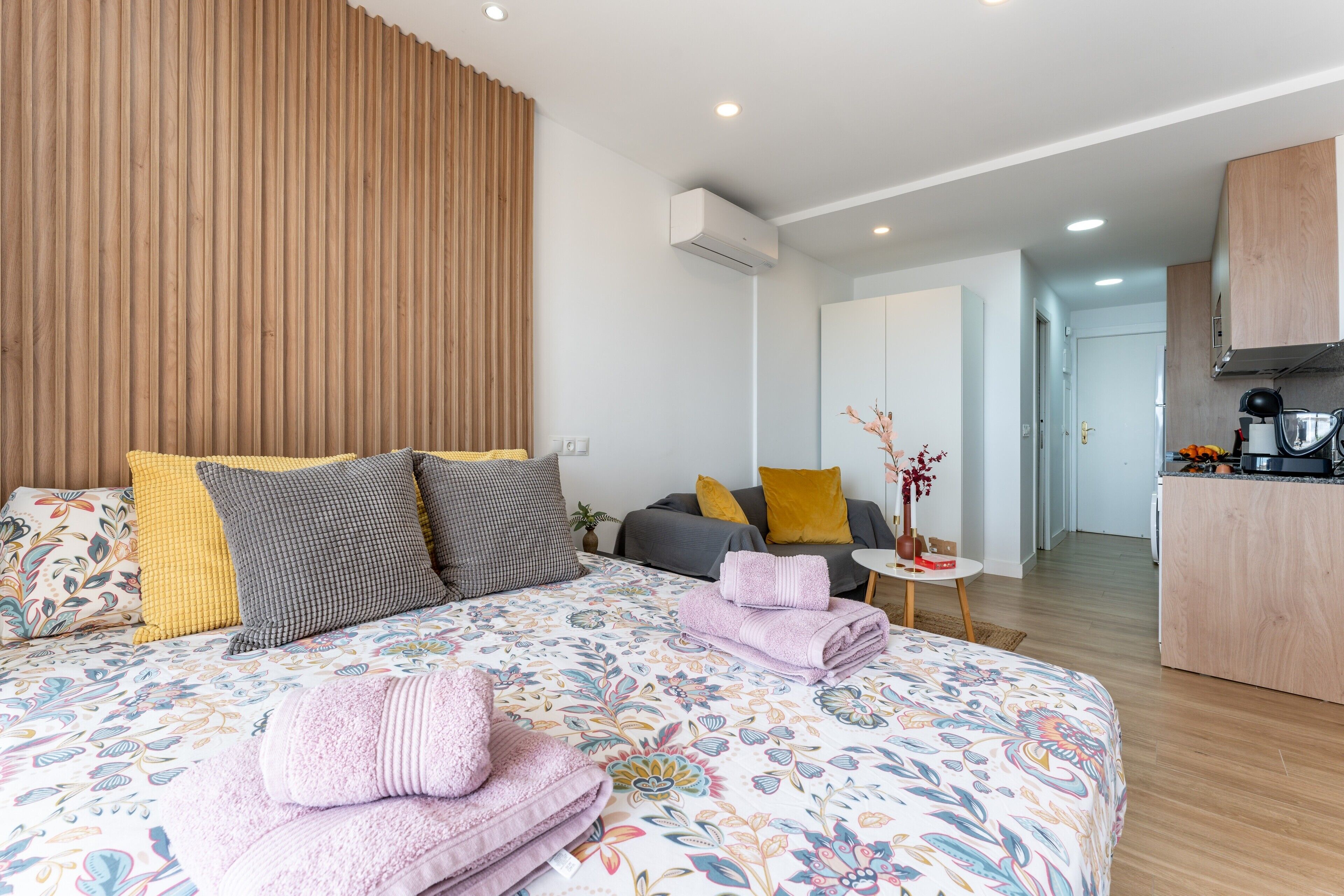 Tabla de planchar con plancha, wifi gratis y ropa de cama 