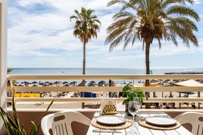 Outdoor dining - Beach Front Holiday Studio Apartment with Sea Views, Private Terrace, and Wi-Fi (Fuengirola)