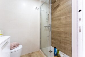 Shower, hair dryer, towels - Beach Front Holiday Studio Apartment with Sea Views, Private Terrace, and Wi-Fi (Fuengirola)