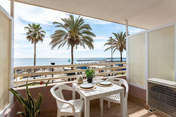 Outdoor dining - Beach Front Holiday Studio Apartment with Sea Views, Private Terrace, and Wi-Fi (Fuengirola)