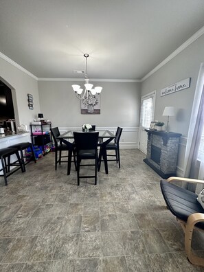 Dining - Spacious 4BR in Suburban Metro Atlanta (McDonough)