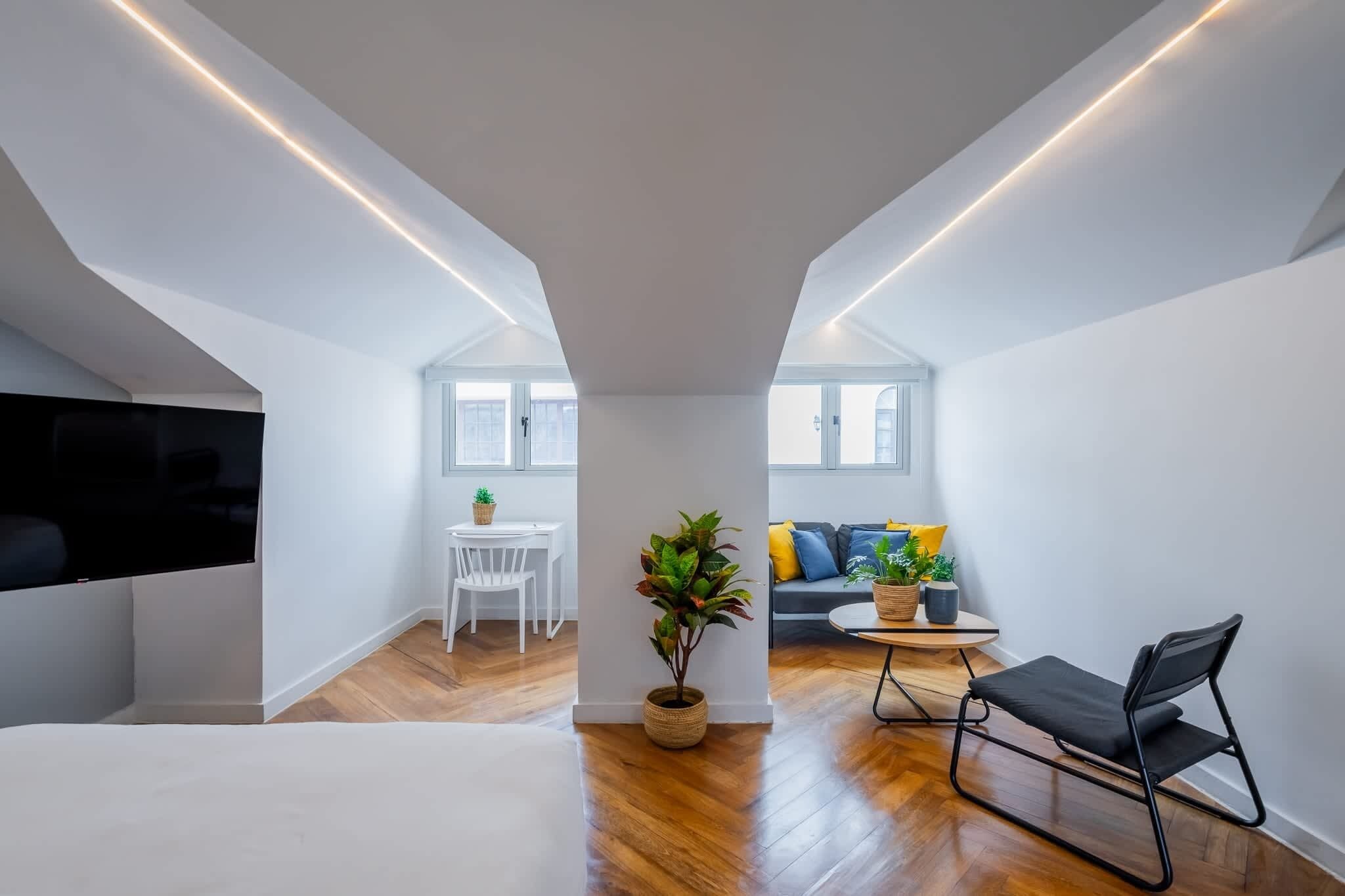 Un appartement moderne de style « loft » comprenant une cuisine, un coin repas et un espace de vie.