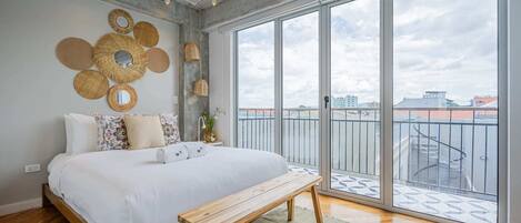 2 bedrooms, desk, iron/ironing board, WiFi