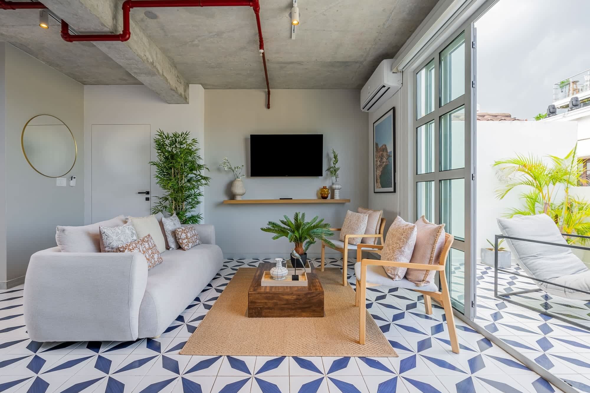 Een televisie en een kantoor