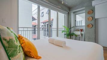 2 bedrooms, desk, iron/ironing board, WiFi