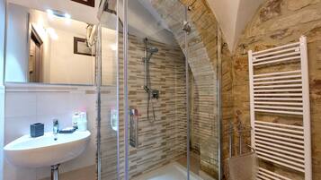 Dusche, Haartrockner, Bidet, Handtücher