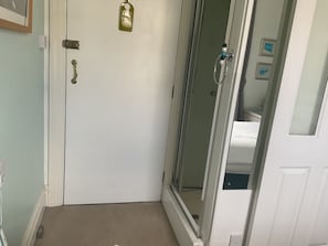 싱글룸, 1층 | 욕실 | 샤워 시설, 무료 세면용품, 헤어드라이어, 타월