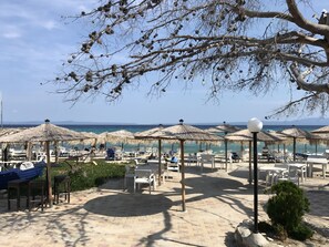 En la playa, bar en la playa