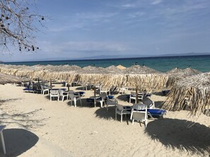 En la playa, bar en la playa