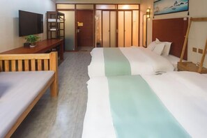 A hotel room with a bed, a TV, a desk, and a wardrobe. - Yasu Inn (Kunming Dianchi Scenic Area) (Kunming)