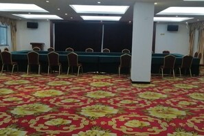 A conference room with a long table, chairs, and a patterned carpet. - Du an Hotel (Du'an)