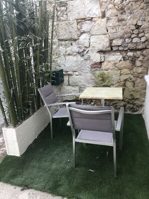 Outdoor dining - La maisonnette La Gitonniére (Saint-Aignan)