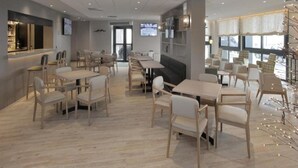 Un restaurant moderne avec des tables et des chaises en bois, un coin bar et de grandes fenêtres.