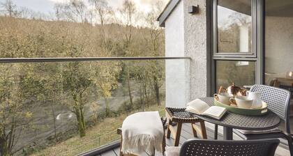 Exceptional 3 Bedroom River View Apartment - Pass the Keys