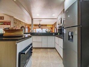 Private kitchen - Spacious Weekend Getaway! (Antioquia)