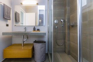 Comfort Apartment | Bathroom | Shower, towels
