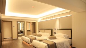 Een hotelkamer met twee bedden, een grote spiegel en een modern design.